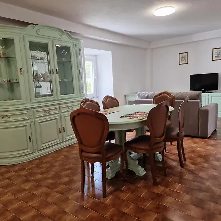 Garrett Apartment *